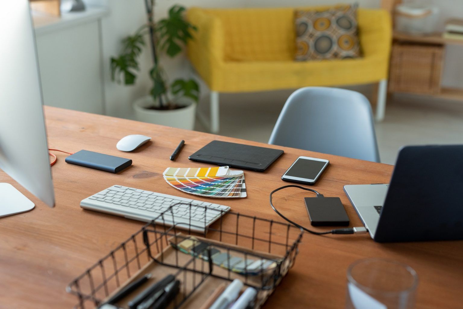 graphic-designers-workplace-1536x1024